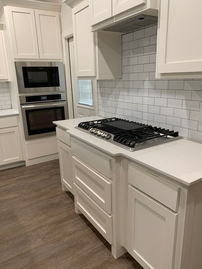 Foto del edificio - 3 bedroom, 2.5 bathroom, 2 car garage Gated Neighborhood