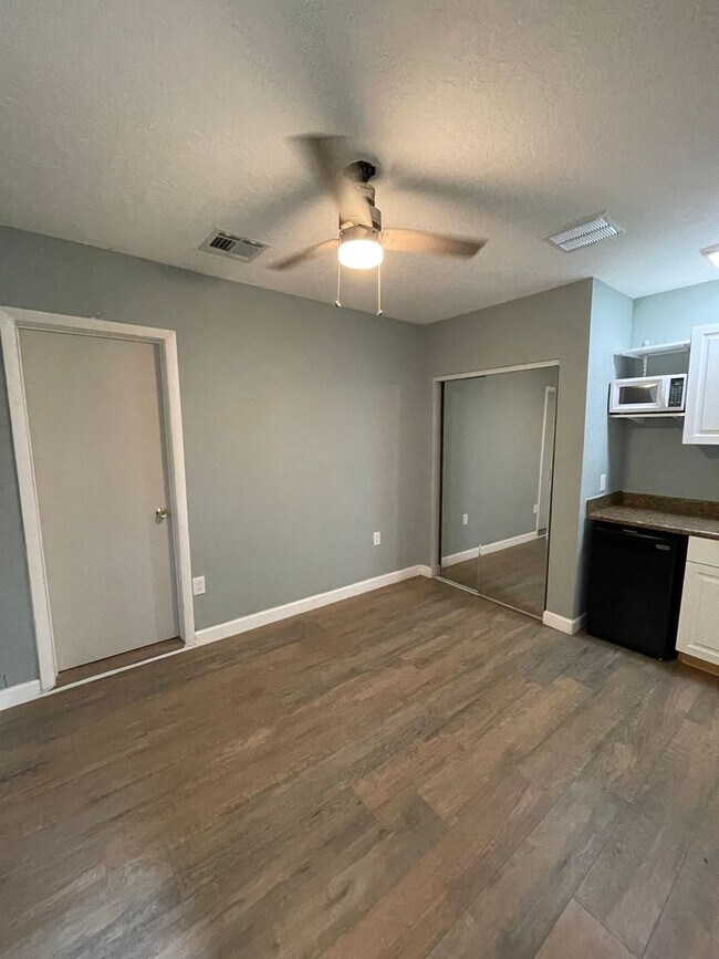 Foto del edificio - 1 Bedroom Efficiency Available - Saint Clo...