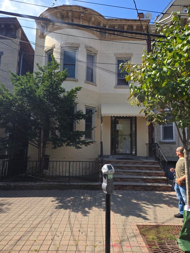 Building Photo - 327 60th St