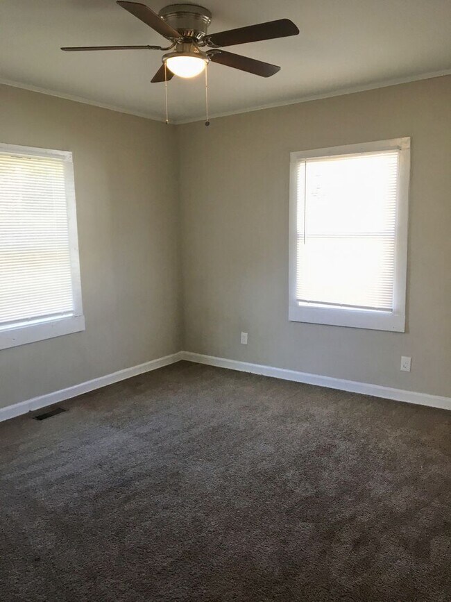 Foto del edificio - COMING SOON! SPACIOUS 2 Bedroom House! DEPOSIT-FREE Renting option thru OBLIGO! Deposit Alternati...