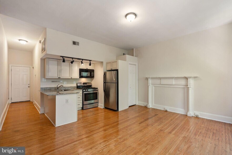 Primary Photo - 245 S 10th St