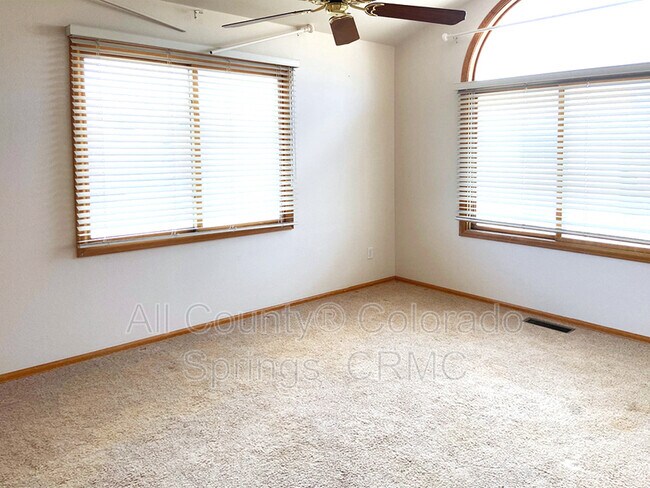 Building Photo - 215 Luxury Lane