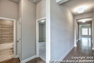 Foto del edificio - 622 Singing Creek