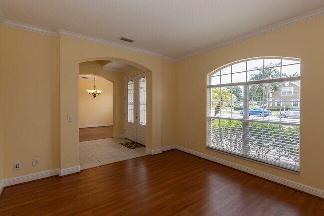 Foto del edificio - BEAUTIFUL 5 Bedroom/4 Bath Home Located in...