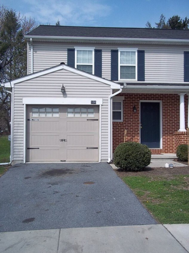 Foto principal - 2 br, 2.5 bath Apartment - 100 Horseshoe Loop