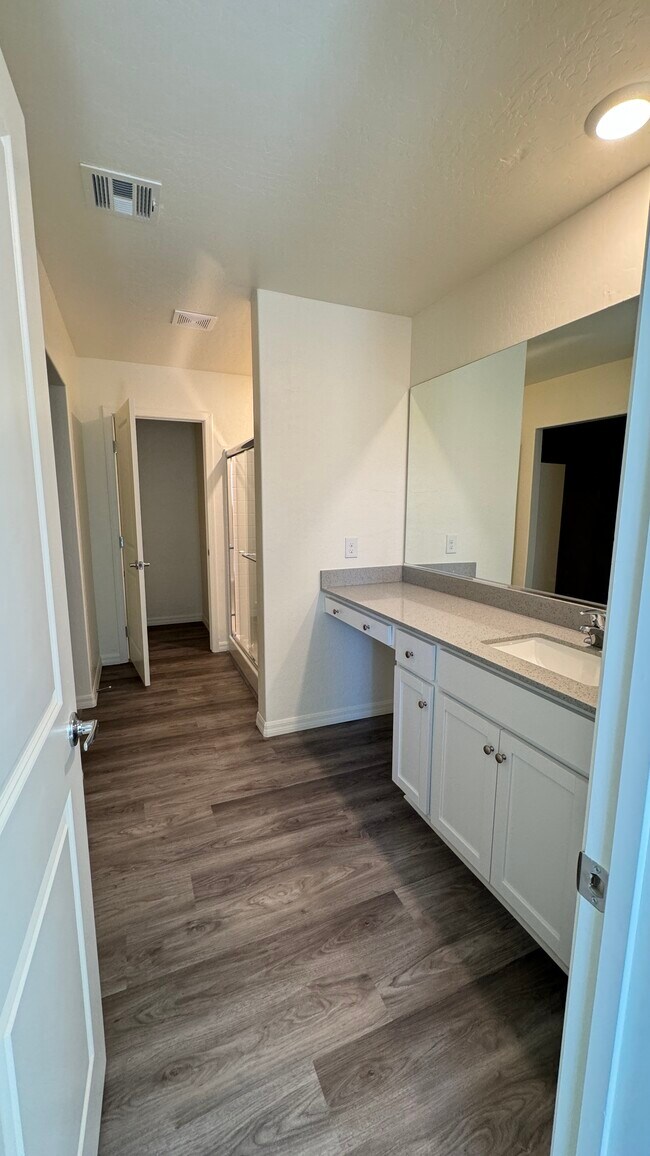 Foto del edificio - 1659 Luna Clf Ave