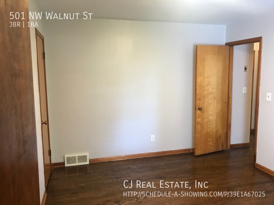 Primary Photo - 501 NW Walnut Ct