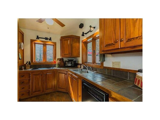 Foto del edificio - 3125 Ed Edwards Rd