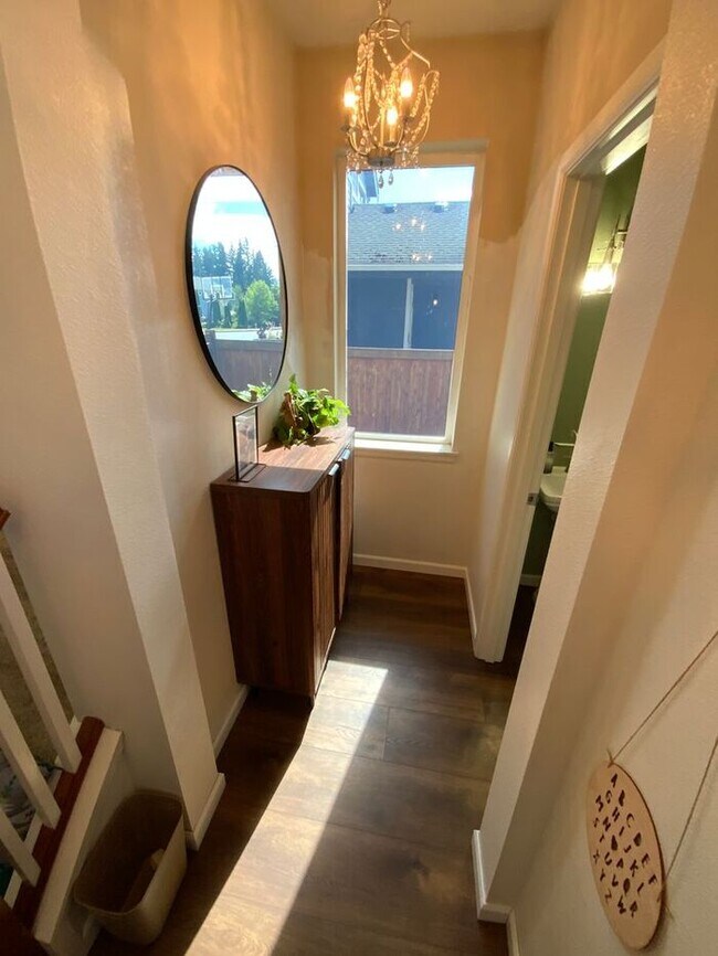 Building Photo - Puyallup Valley 4bdr 2.5bath w/ a POOL