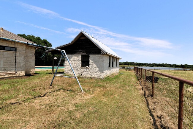 Building Photo - 5 Bed 4 Bath in Pilot Point
