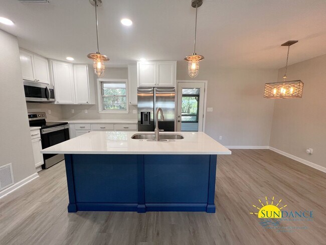 Building Photo - Centrally located and renovated Fort Walto...