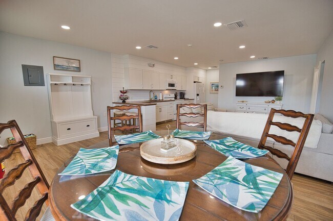 Foto del edificio - Seasonal or Annual Fully Remodeled Apartme...