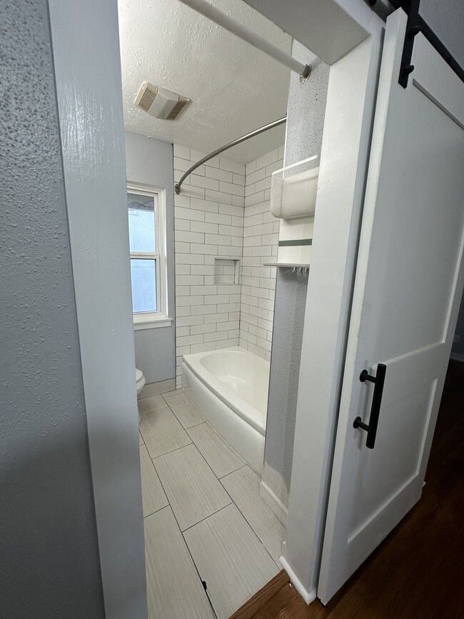 Building Photo - 4020 Blue Bonnet Blvd