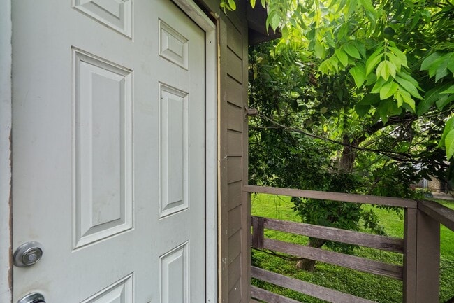 Building Photo - 2328 Boss St