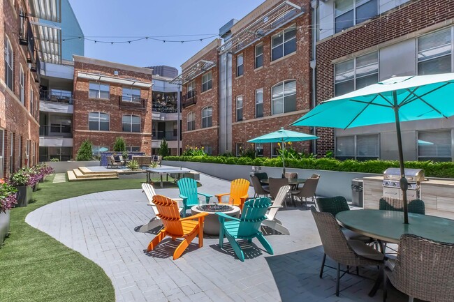 Courtyard with Grills, Fire Pit & Outdoor Games - 1001 Ross