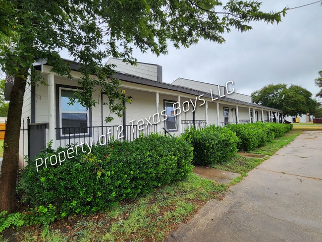 Building Photo - 101 N Pecan St