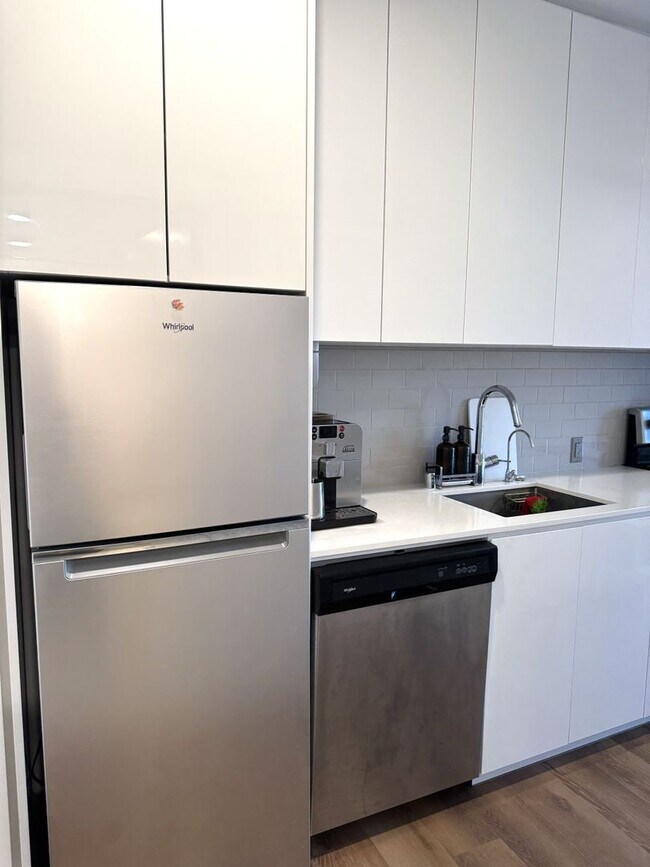 Foto del edificio - Aalii - High Floor Fully Furnished One Bed...