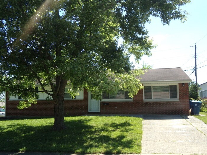 Primary Photo - Hidden Gem! 3 Bed Ranch with finished base...