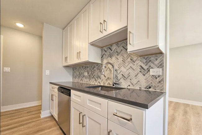 Building Photo - 531 W Aldine Ave