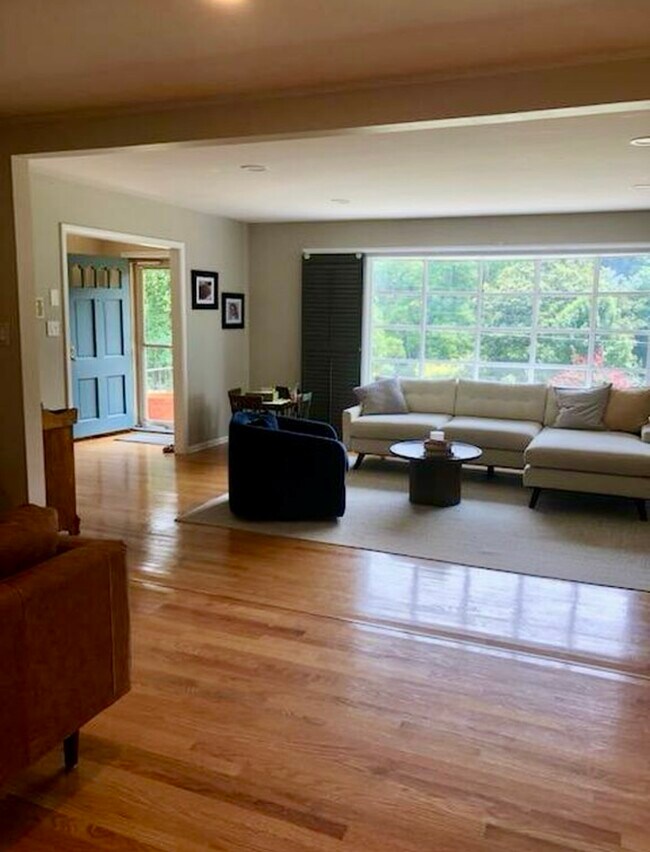 Sala de estar justo al lado de la entrada. - 8205 Ainsworth Dr