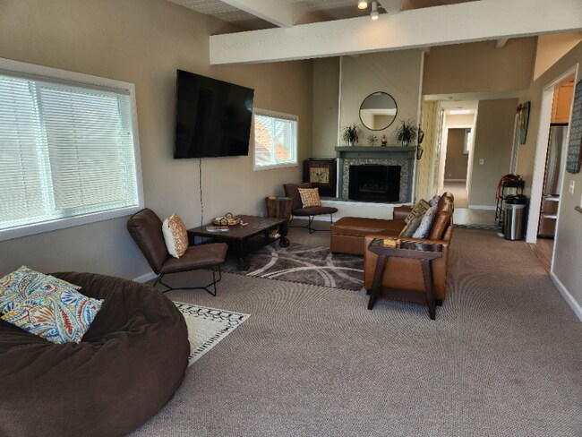 Building Photo - 718 Coronado Ct