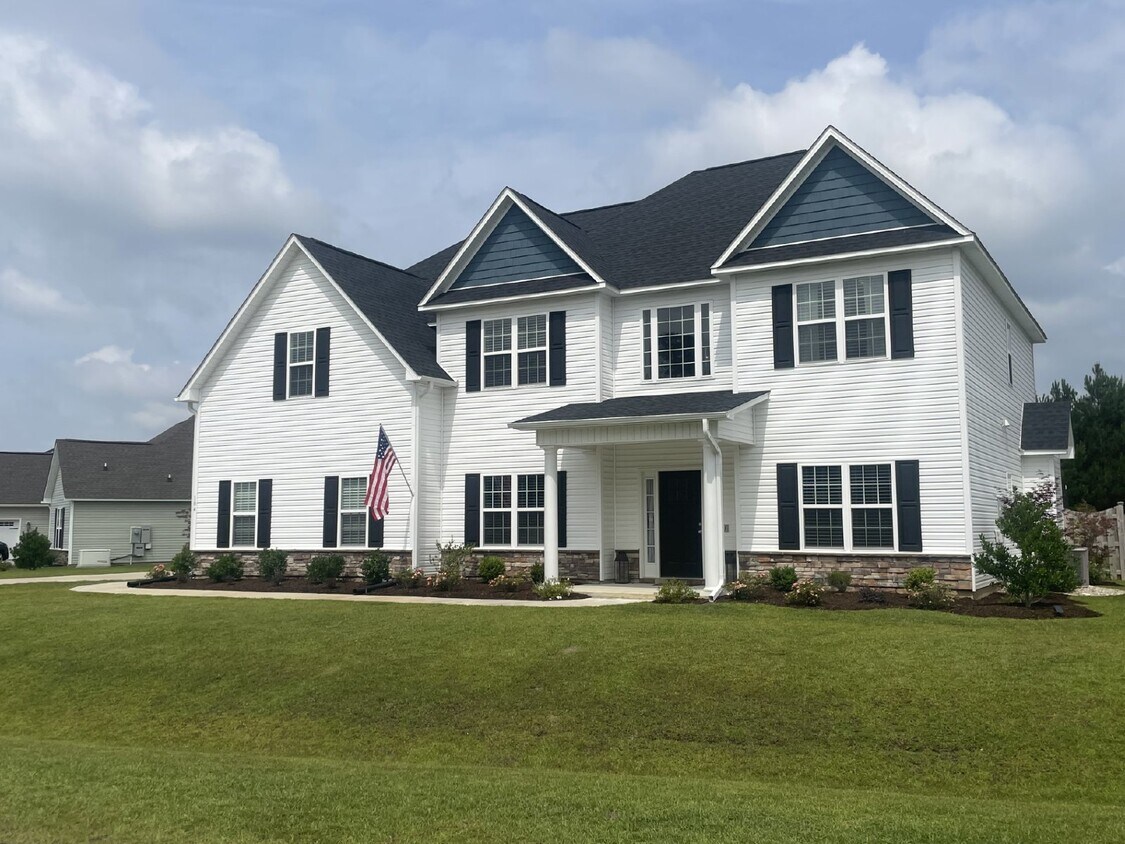 Foto principal - Beautiful 4 Bedroom Home - 104 Colonial Po...