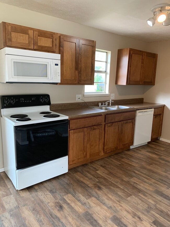 Building Photo - Nice 3 bedroom 1 bathroom Corner Lot avail...
