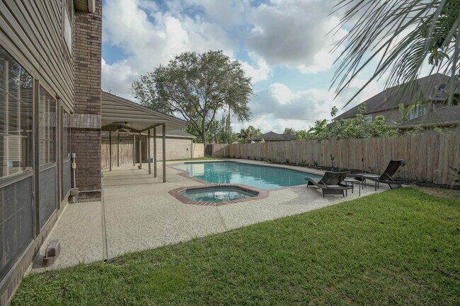 Building Photo - 2108 Lakeway Dr