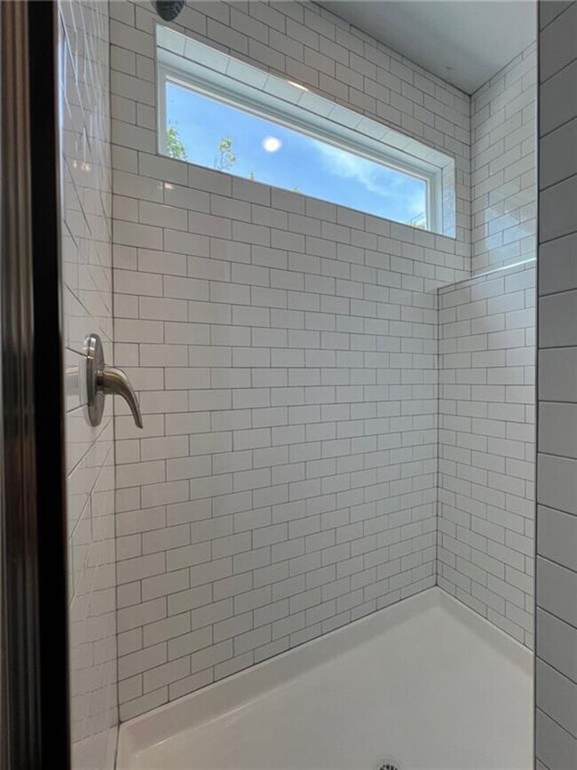 Foto del edificio - Nice modern 1 bed 1 bath apartment near Campus
