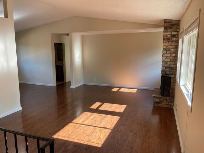 Building Photo - 222 Virginia 3 bed 2 bath apartment in his...