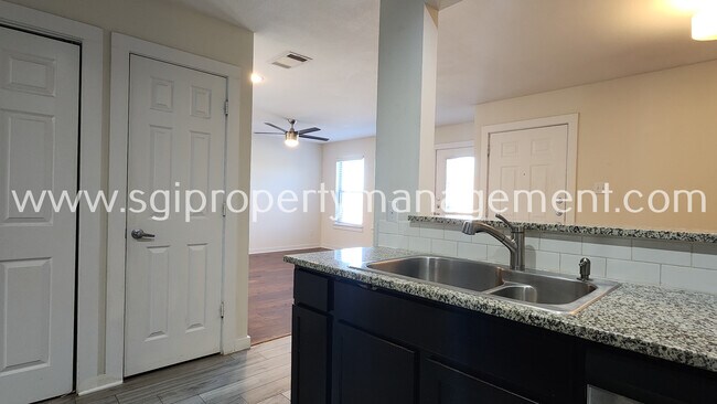 Building Photo - 931 Robineta Ln