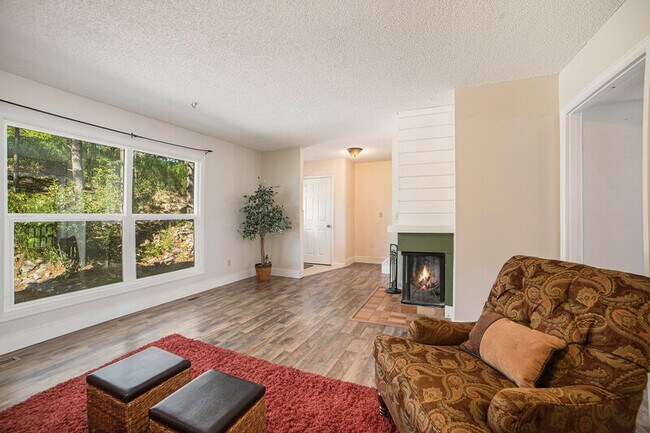 Building Photo - 402 Raspberry Ln