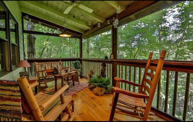 Foto del edificio - 808 Mill Stone Mountain Ln