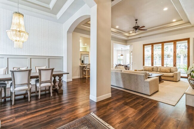 Foto del edificio - Luxurious Furnished Spanish-Style Home wit...