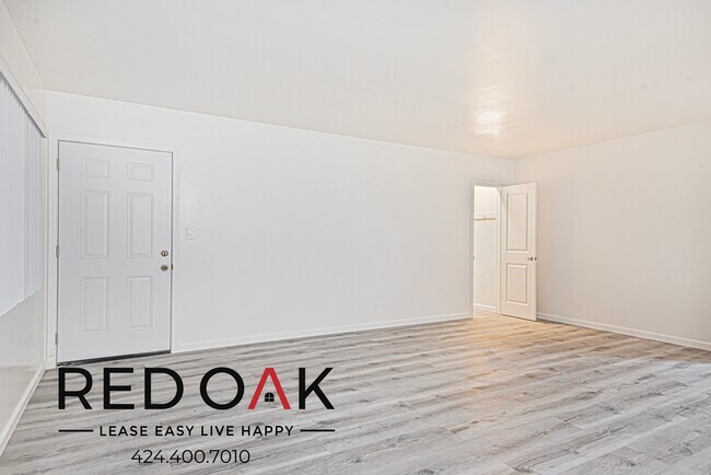 Foto del edificio - Incredible Three Bedroom with Sun-Drenched...