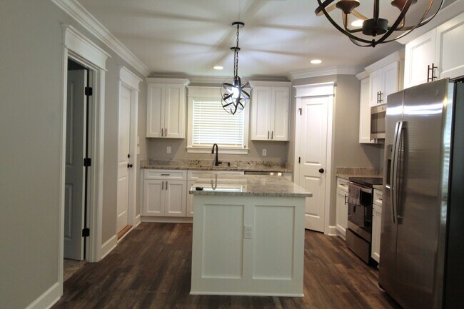 Foto del edificio - Spacious 4-Bedroom Home with Modern Upgrad...