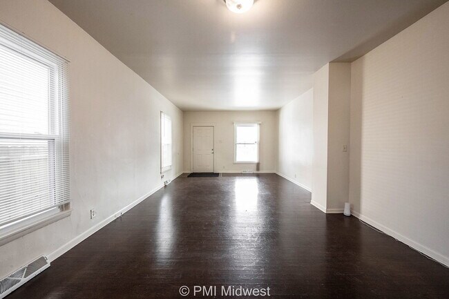 Foto del edificio - "Charming 2-Bedroom Duplex with Hardwood Floors in Indianapolis - Perfect Rental Opportunity!"