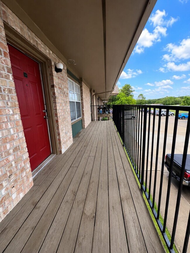 Building Photo - 811 Cloyd Dr