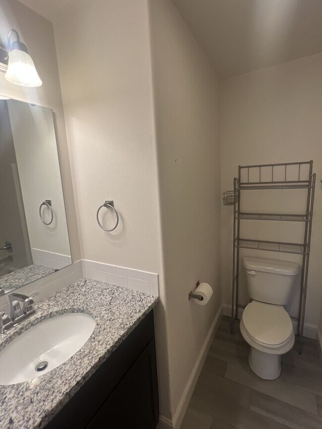 Foto del edificio - COMING SOON: Beautiful 4 bedroom/ 2 bathro...