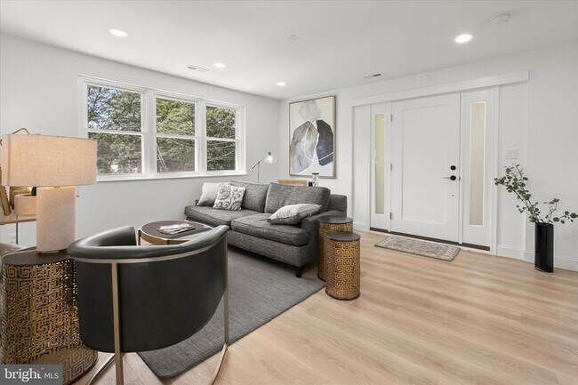 Building Photo - 402 Elm Ave