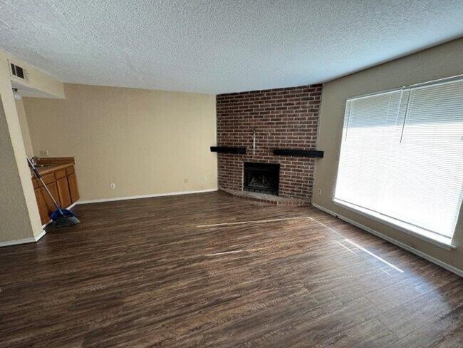 Building Photo - 2 Bedroom, 2 1/2 Baths with a 2 Car Garage...