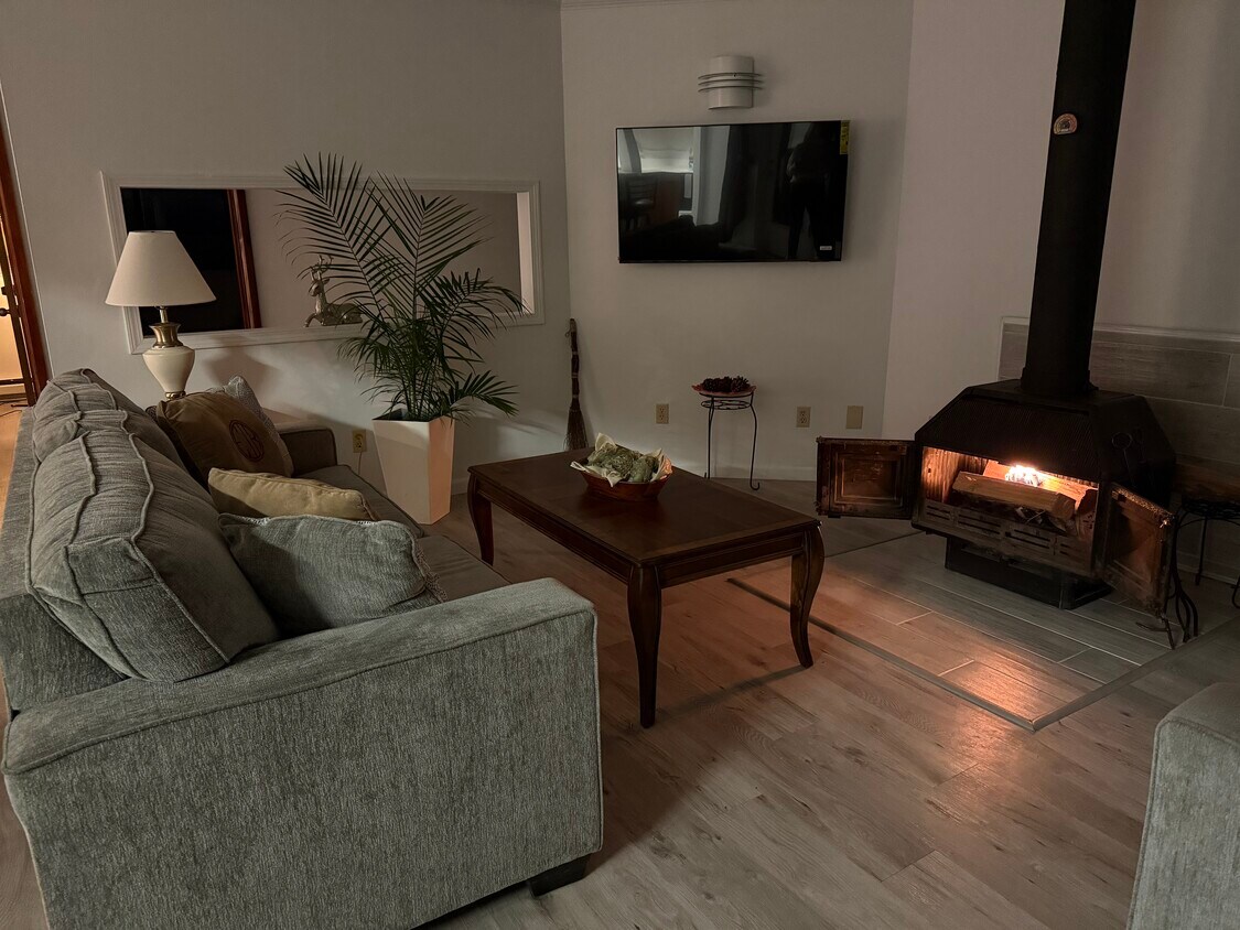 Foto principal - 1049 Danby Rd