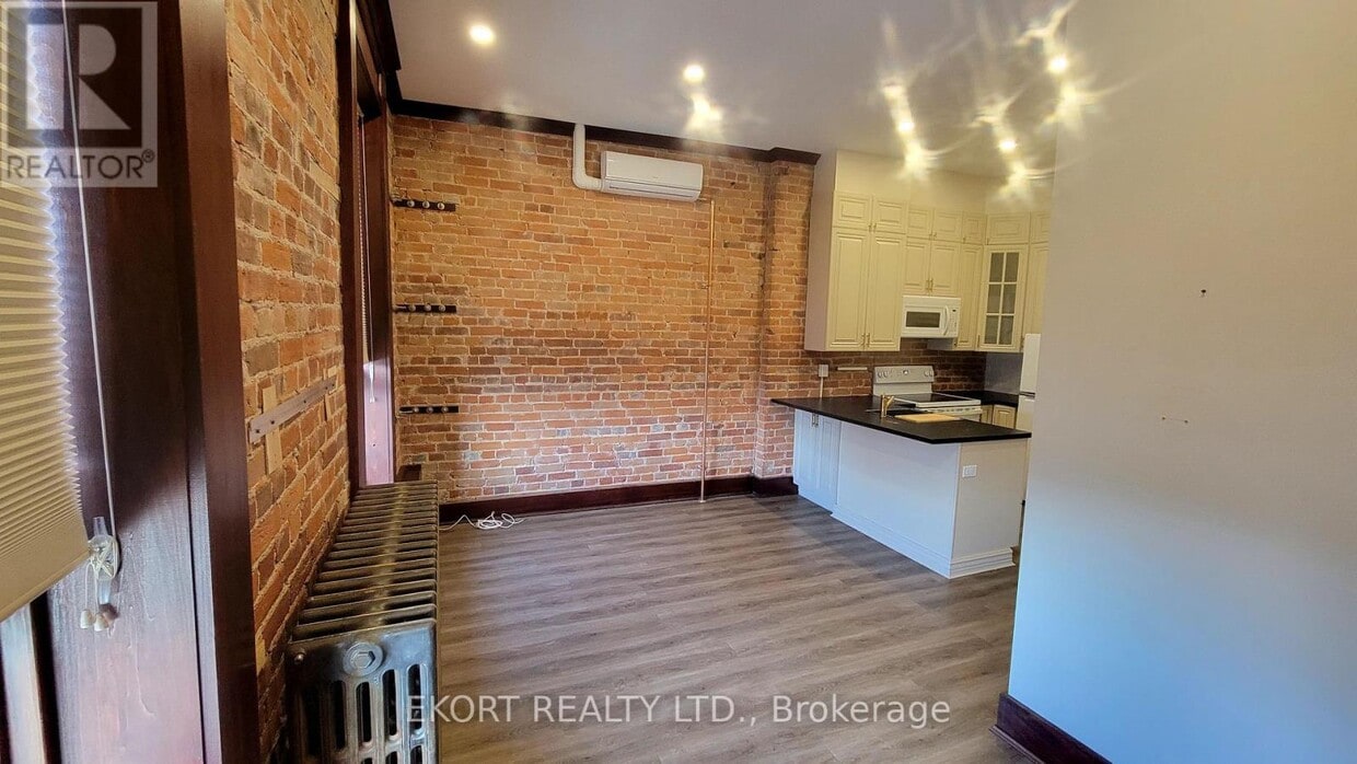 Building Photo - 251-251 Front St
