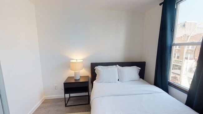 Building Photo - Queen room in 4-bed/2.0-bath Home