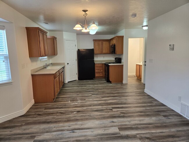 Building Photo - Beautiful 4 Bedroom 2.5 Bath Townhome in S...