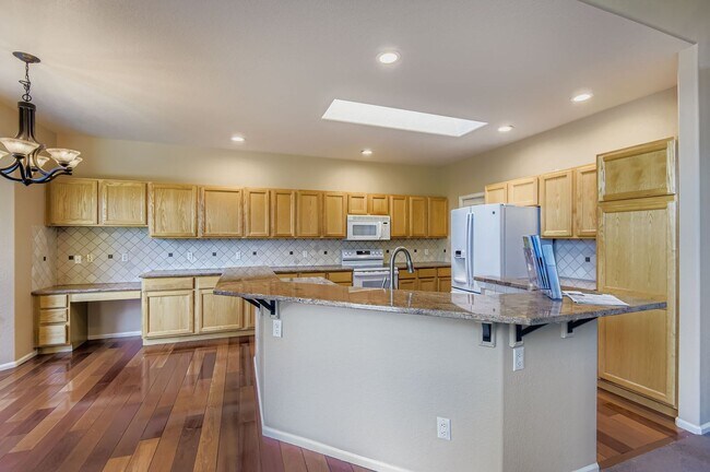 Foto del edificio - Spacious 4-Bedroom Home in Parker’s Desira...