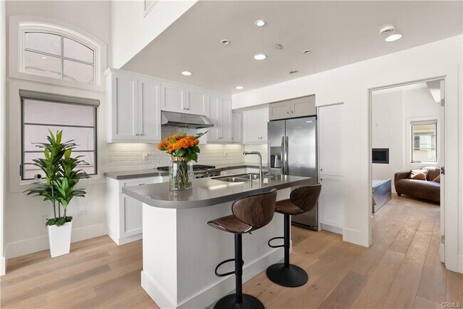 Foto del edificio - 606 1/2 Marigold Avenue, Newport Beach, CA 92625 - 2 BR 3 BA condo