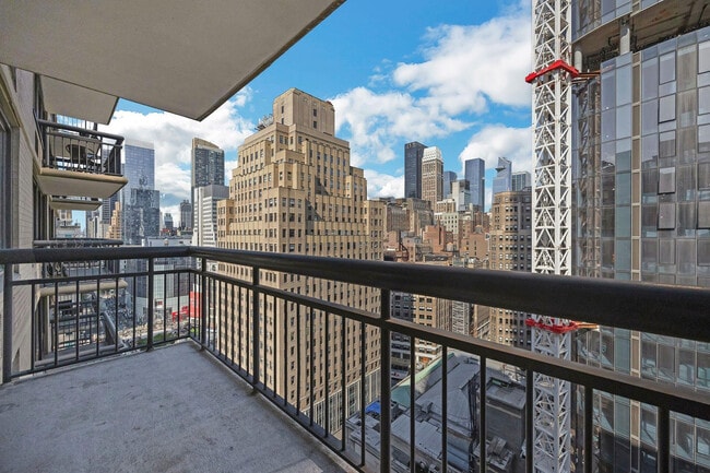 Building Photo - 70 W 37th St