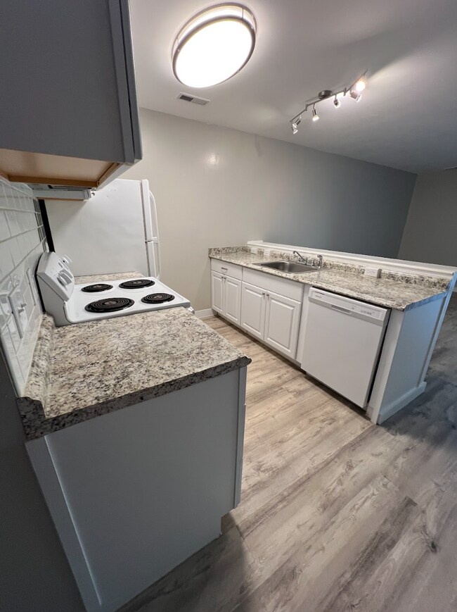 Building Photo - 3005 Huntleigh Dr
