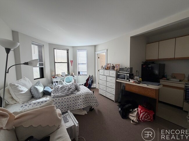 Building Photo - 843 Beacon St